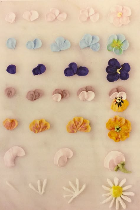 Sweet Pea Cake Decoration, Cake Decorating Flowers Buttercream, Small Buttercream Flowers, Piped Flowers On Cake, Flower Icing Cake, Cake Icing Flowers, Cake With Piped Flowers, Forget Me Not Cake, How To Pipe Flowers