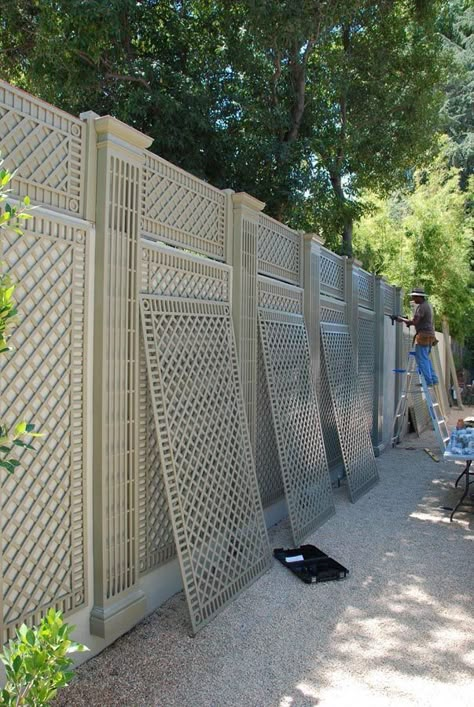 Backyard Fence Decor, Backyard Privacy, Walled Garden, Fence Decor, Backyard Fences, Side Yard, Garden Trellis, Fence Design, Garden Structures