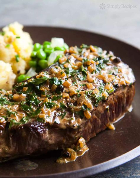 Peppercorn Steak, Creamy Peppercorn Sauce, Sauce Au Poivre, Peppercorn Sauce, Steak Recipe, Steak Sauce, Simply Recipes, Beef Dishes, Steak Recipes