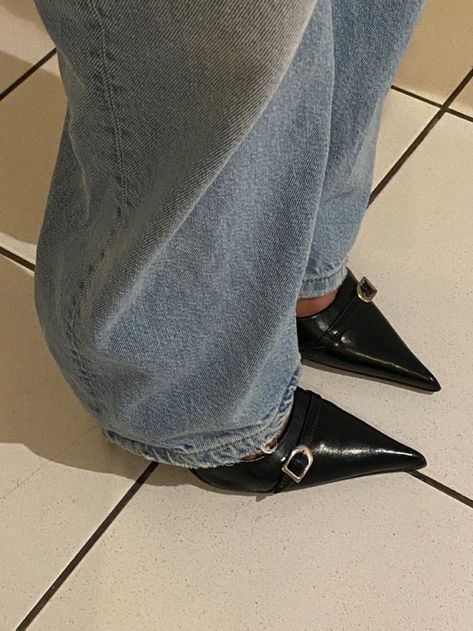 Jeans With Heels, Heels Outfits, Shoe Inspo, Pointed Heels, Aesthetic Shoes, Fall Fits, Mode Inspo, Gianni Versace, Pretty Shoes