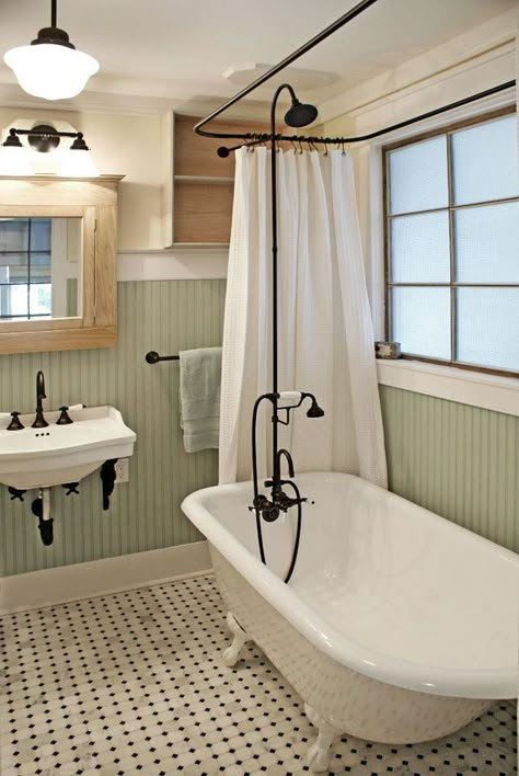 traditional clawfoot tub Bathrooms With Clawfoot Tubs, Clawfoot Tub Bathroom, Vintage Farmhouse Bathroom, Makeover Kamar Mandi, Craftsman Bathroom, Farmhouse Bathroom Remodel, Vintage Bathroom Decor, Fa Fal, Tiny House Bathroom