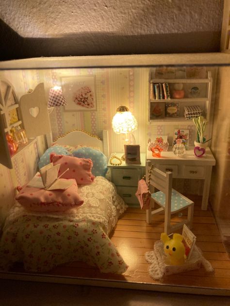 Calico Critter Furniture, Calico Critters Dollhouse Diy, Diy Calico Critters Furniture, Miniature Room Ideas, Calico Critters Diy House, Calico Critter House Diy, Sylvanian Families Room Ideas, Lps Bedroom, Calico Critter Bedroom