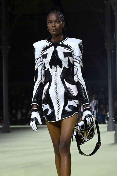 Luminous Skin Took Centre Stage At Balmain Eco Fashion Design, Balmain Futuristic, Balmain Fall 2022, Balmain Fashion Show, Balmain 2016, Balmain Top, Balmain Crop Top, Sam Mcknight, Autumn Winter 2022