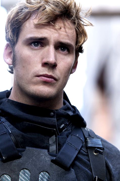 IN HONOR OF FINNICK, WHO SO WILLINGLY SACRIFICED HIS LIFE FOR KATNISS, REPIN THIS!!! Sam Calfin, Hunger Games Finnick, Johanna Mason, The Hunger Games Mockingjay, Mockingjay Part 2, I Volunteer As Tribute, Finnick Odair, Hunger Games Mockingjay, Sam Claflin