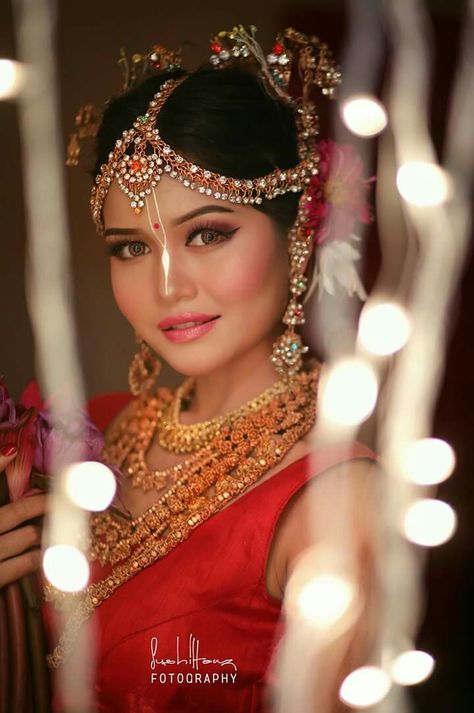 Manipuri girl Manipuri Bride, Manipuri Girl, Fusion Outfits, Saree Pose, Traditional Makeup, Bengali Bride, Bridal Gallery, Bride Portraits, Saree Poses