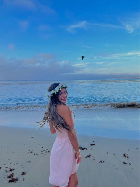 Flower Crown Prom, Diy Floral Crown, Beachy Birthday, Sweet 16 Pictures, Bday Pics, Quinceanera Photoshoot, Quinceañera Ideas, Beach Inspo, Senior Trip