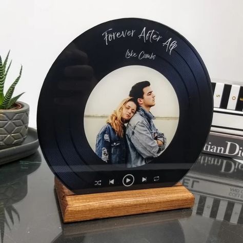 Personalized Vinyl Record, Custom Couple Gifts, Vinyl Record Wedding Decor, Record Wedding Decor, Vinyl Record Centerpiece Ideas, Vinyl Wedding Ideas, Creative Wedding Gifts For The Couple, Record Centerpieces Ideas, Album Release Party Ideas