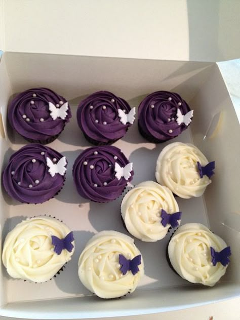 Deep purple and cream birthday cupcakes by Cupcake Passion (Kate Jewell), via Flickr Fondant Butterfly, Butterfly Cupcakes, Mini Torte, Butterfly Birthday Party, Purple Cakes, Purple Birthday, Cupcake Designs, Butterfly Cakes, Butterfly Party