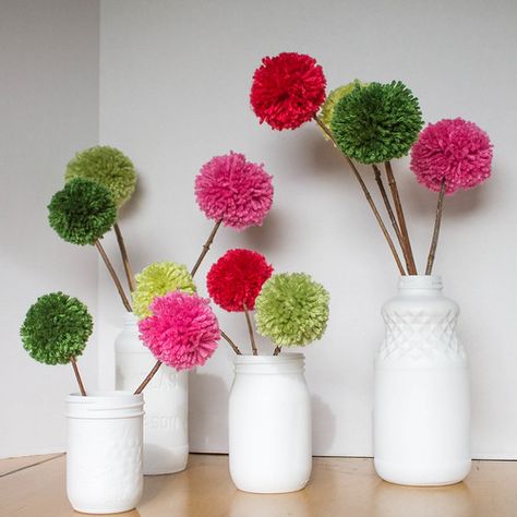 DIY Pom Pom Flowers and Faux Porcelain Jars Owl Diy, Pom Flowers, Jars Diy, Pom Pom Flowers, Summer Deco, Mason Jar Flowers, Diy Pom Pom, Pom Pom Crafts, Craft Stick Crafts