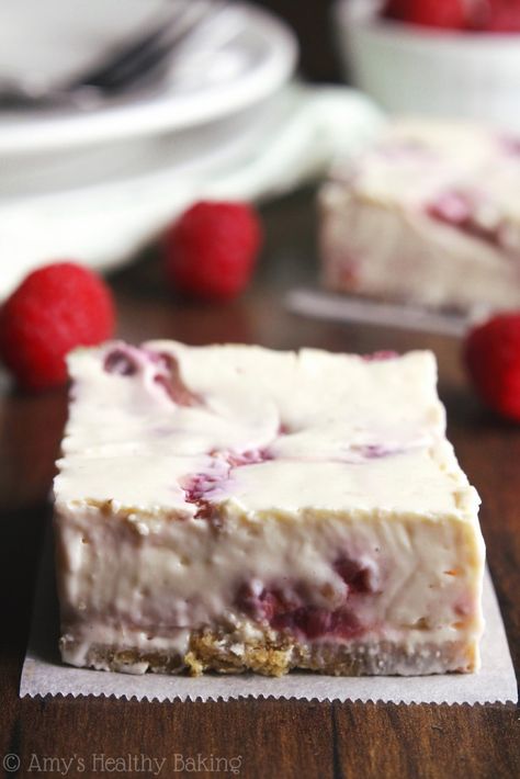 Skinny Raspberry Cheesecake Bars -- SO easy to make & packed with 5g of protein! Only 97 calories! Raspberry Cheesecake Bars, Dessert Hacks, Fast Desserts, Cheesecake Bar Recipes, Healthier Desserts, Healthy Sweet Treats, Cheesecake Desserts, Raspberry Cheesecake, Healthier Recipes