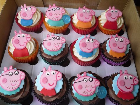 Bolo Da Peppa Pig, Peppa Pig Birthday Decorations, Peppa Pig Cupcakes, Peppa Pig Birthday Party Decorations, Pig Cupcakes, Peppa Pig Birthday Cake, Pig Birthday Cakes, Peppa Pig Family, Pig Birthday Party