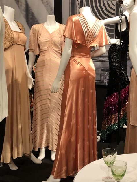 1930s Evening Gowns, Fashion And Textiles, Vintage Fashion 1930s, 1930 Fashion, Evening Fashion, Museum Fashion, 30s Fashion, 20th Century Fashion, Fashion Gowns