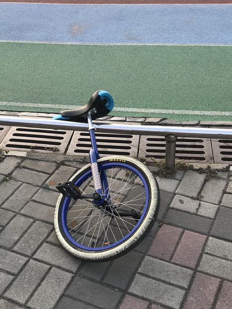 Students in Taiwan play unicycles in the campus. #unicycle #unicyclelife #unicyclefreestyle Unicycle Aesthetic, Unicycle, Smosh, Dream Board, Taiwan, Zombie, Vision Board, Bicycle, Train