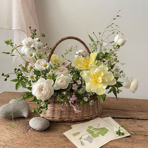 Flower Arrangements Basket, Fruit Flower Basket, Basket Flower Arrangements, Yellow Bouquets, Flower Arrangement Designs, Flower School, Flower Arrangements Simple, Floral Baskets, Easter Flowers