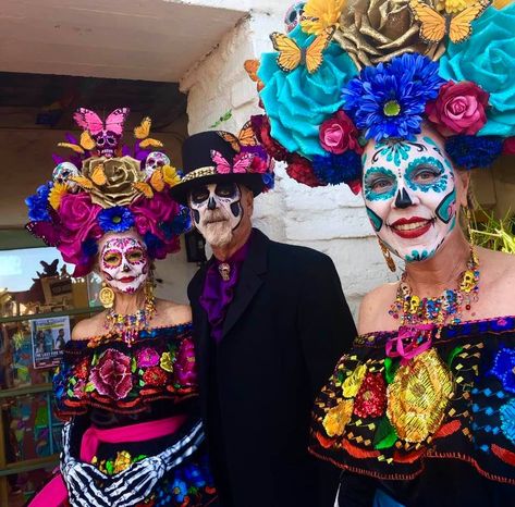 Two women and one man with traditional day of the dead costume and sugar skull makeup Day If The Dead Costume Women, Day Of Dead Couple Costume, Day Of The Dead Family Costumes, Dia De Los Muertos Couple Costume Ideas, Day Of The Dead Couple Costume, Day Of The Dead Couple Makeup, Nola Halloween, Day Of The Dead Outfit, Day Of Dead Costume