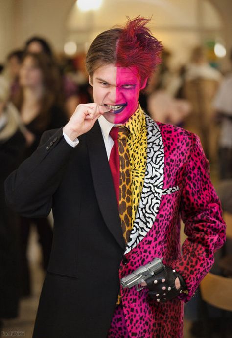 Cosplay of Tommy Lee's Two-Face from the movie "Batman Forever" (1995) Two Face Cosplay, Two Face Makeup, Cosplay Items, Two Face Batman, Batman Villains, Dc Comics Cosplay, Batman Costumes, Batman Cosplay, Tommy Lee Jones