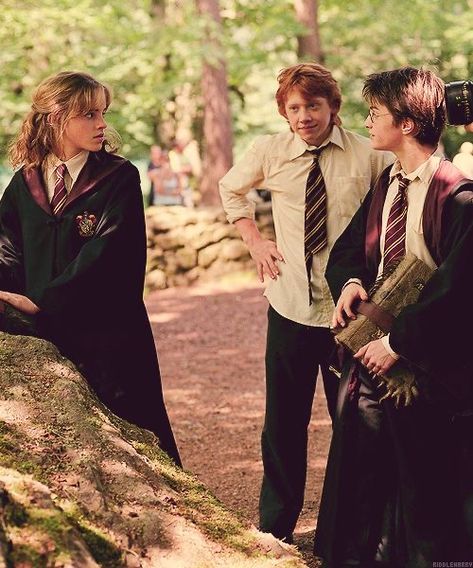 daniel radcliffe, emma watson and rupert grint on set for harry potter and the prisoner of azkaban Citate Harry Potter, Glume Harry Potter, Buku Harry Potter, The Prisoner Of Azkaban, Images Harry Potter, Ron And Hermione, Golden Trio, Prisoner Of Azkaban, Harry James Potter