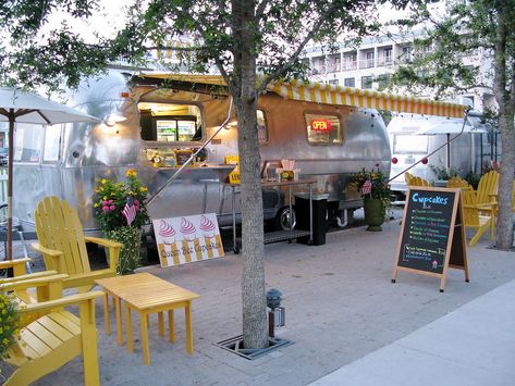 Pop Up Shop Design, Dream Camper, Retail Fixtures, Mobile Boutique, Food Trailer, Vintage Travel Trailers, Vintage Trailer, Mobile Bar, Mobile Shop