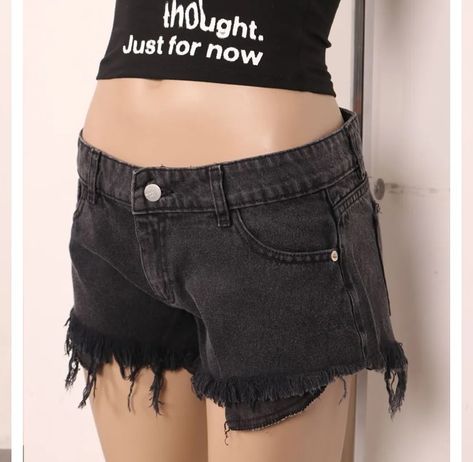 La temporada que todas amamos💌 LLEGARON LOS SHORTS TIRO BAJO Y TODO ES FELICIDAD💗💗 Tenemos stock del 36 al 42, pero muy pocos👀👀no te colgues y aprovechá los precios locooos que manejamos en denim😜😜