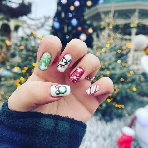 10 Best Disney Christmas Nail Ideas You'll Love - That Disney Fam Nails Acrylic With Jewels, Best Christmas Nails, Disney Manicure, Disney World Nails, Disney Themed Nails, Disney Christmas Nails, Disney Nail Designs, Christmas Nail Ideas, Mickey Nails