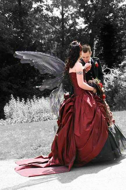 Alternative Wedding Gown Fairytail Wedding, Halloween Wedding Dresses, Victorian Gothic Wedding, Goth Wedding Dresses, Vampire Wedding, Black Wedding Dress Gothic, Red Gothic, Red Wedding Dress, Gothic Wedding Dress