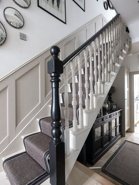 Classic London Victorian Terrace House Victorian Hallway Panneling, London Edwardian House, Interior Design Terrace House, Victorian Banister Ideas, Terrace House Staircase, Victorian Hall Panelling, Victorian House Modern Kitchen, Victorian Stairwell Ideas, Edwardian Hallway Panelling