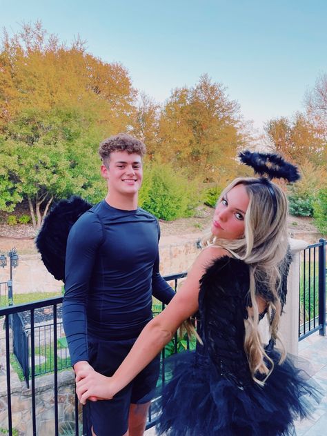 Dark Angel Couple Costume, Every Women Should Read, Hallo Costumes, Dark Angel Costume, Angel Y Diablo, Halloween Parejas, Cute Group Halloween Costumes, Devil Halloween, Couples Halloween Outfits