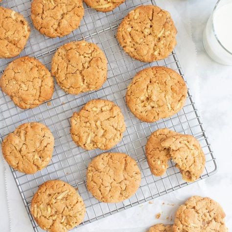 Apple Peanut Butter Cookies Apple Dessert Recipes Easy, Apple Peanut Butter, Savory Apple Recipes, Quick Cookies, Apple Desserts Easy, Best Peanut Butter Cookies, Classic Peanut Butter Cookies, Classic Cookies Recipes, Apple And Peanut Butter