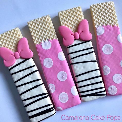 Minnie Mouse Desserts Table, Minnie Mouse Birthday Desserts, Minnie Treats, Minnie Mouse Birthday Party Snacks, Minnie Mouse Sweets, Minnie Mouse Treat Ideas, Minnie Mouse Party Snacks, Minnie Mouse Strawberries, Minnie Mouse Treats Sweets