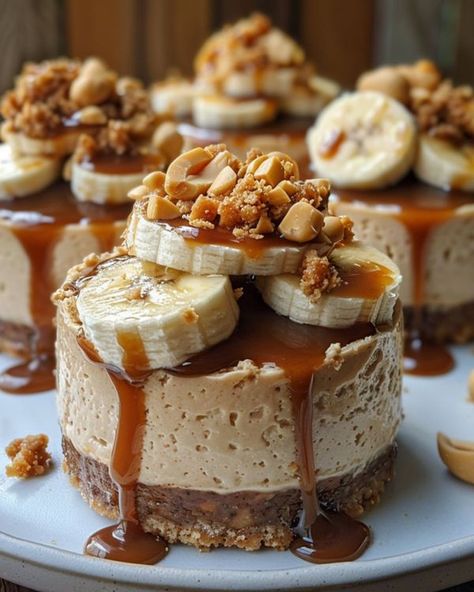 Cheesecake Bonbon, Recipes Tower, Banana Caramel, Cake Slices, Random Aesthetics, Peanut Butter Cheesecake, Sweet Drinks, Mini Cheesecakes, Decadent Desserts