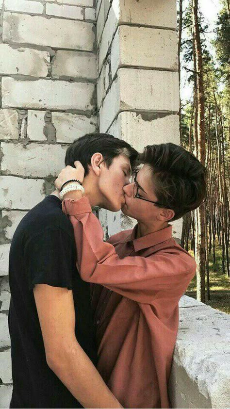 pinterest: prettyyboyy ماثيو ماكونهي, People Kissing, Image Couple, Connor Franta, Gay Aesthetic, Men Kissing, Lgbt Love, Flirting Moves, Gay Love