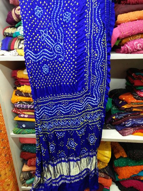 Rajasthani Saree, Bandhni Dupatta, Bandhini Dupatta, Indian Clothes Women, Bandhani Dupatta, Saree Hairstyles, Banaras Sarees, Bandhani Sarees, Marriage Decoration