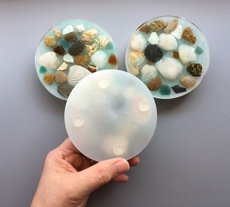 Easy Sea Shell and Sea Glass Resin Coaster Tutorial - The Beading Gem's Journal Sea Shell Coasters, Sea Glass Resin, Coaster Tutorial, Free Jewellery Making Tutorials, Seashell Projects, How To Make Coasters, Beach Lover Gifts, Resin Coaster, Sea Glass Crafts