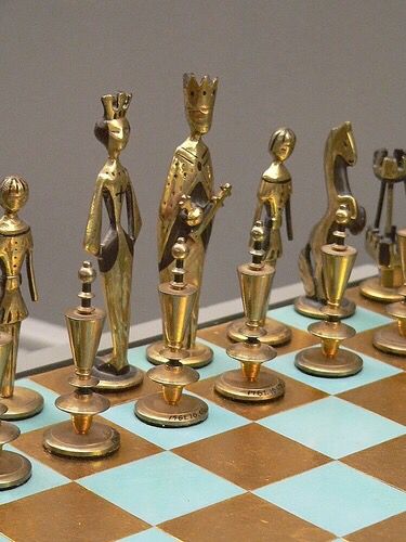 Cool vintage chess set.                                                                                                                                                     More Gold Chess Set, Chess Boards, Chess Set Unique, Vintage Chess Set, Chess Master, Check Mate, Atomic Era, Chess Players, Chess Sets