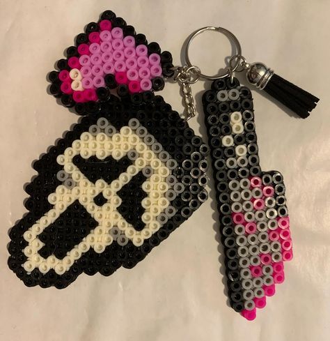 Keychains for kiddos….🖤 Beads Perler Ideas, Perler Bead Patterns Keychains, Perler Bead Keychain Pattern, Perel Beads Ideas, Scream Perler Beads, Perler Bead Keychain Ideas, Cool Perler Bead Ideas, Hama Beads Aesthetic, Pixel Keychain