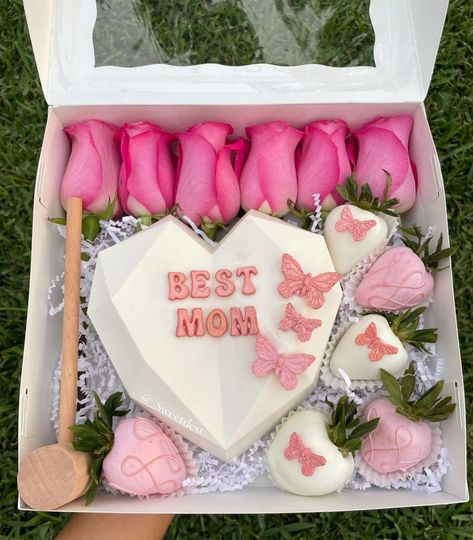 Piniata Cake, Chocolate Coverd Strawberries, Breakable Chocolate Heart, Breakable Chocolate, Breakable Heart, Mothers Day Chocolates, Wooden Hammer, Mothers Day Desserts, Strawberry Box