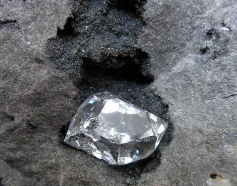 Diamond Mines, Les Chakras, Diamond Quartz, Apple Inc, Mineral Stone, Minerals And Gemstones, Rocks And Gems, Quartz Crystals, Herkimer Diamond