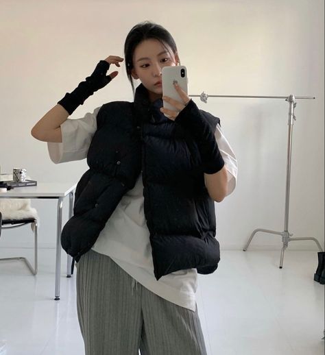 Hand Warmers Outfit, Warmers Outfit, Aesthetic Grunge Outfit, Puffy Vest, Ulzzang Fashion, Future Fashion, Korea Fashion, Korean Outfits, Grunge Fashion