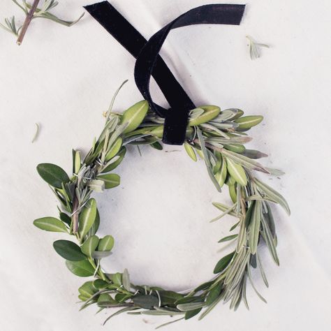 Boxwood And Lavender, Mini Wreath Diy, Mini Christmas Wreaths, Brunch Tablescape, Olive Wreath, Mini Wreath, Christmas Ring, Small Wreaths, Peonies Wreath