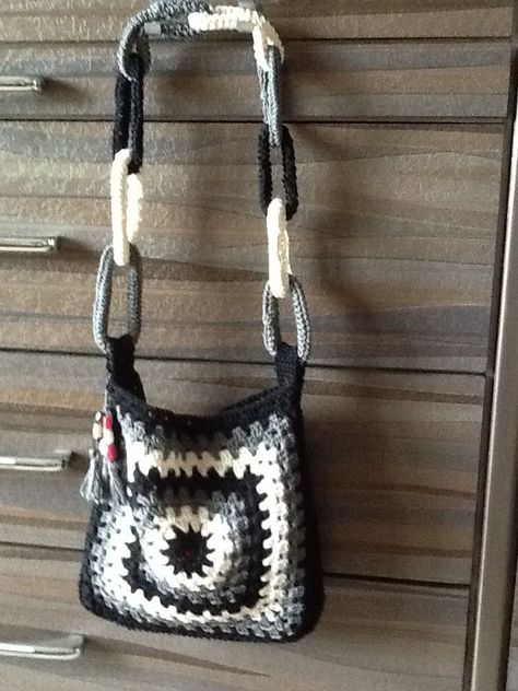 Crochet Sling Bags ideas 2023 Punk Granny Square, Emo Crochet Bag, Black Crochet Ideas, Crochet Handles For Bags, Granny Square Sling Bag, Crochet Simple Projects, Alt Crochet Projects, Emo Crochet, Square Sling Bag