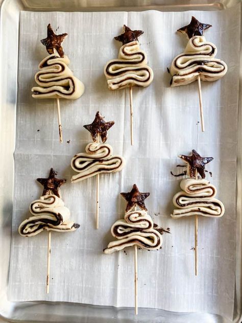 Christmas Treats Crockpot, Christmas Decor Food Ideas, Pastry Puff Christmas Tree, Pastry Tree Christmas, Chocolate Puff Pastry Christmas Tree, Nutella Christmas Trees, Cream Puff Christmas Tree, Puff Pastry Xmas Tree, Christmas Tree Nutella Puff Pastry