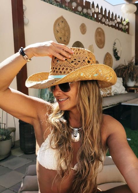 2024's Top 21 Hat Outfit Ideas: Stylish Trends for Every Season & Occasion Beach Hats For Women 2024, Trapper Hat Outfit, Hat Outfit Spring, Hat Outfit Winter, Hat Outfit Fall, Hat Outfit Ideas, Hat Outfit Summer, Fedora Hat Outfits, Outfit Ideas Stylish