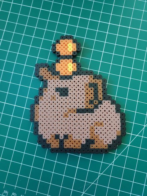 Ein niedlicher Capybara, der Orangen in Perlenkunstform balanciert Blueberry Perler Beads, Sea Animals Pixel Art, Stuff To Make With Perler Beads, Pigeon Perler Beads, Animal Hama Beads, Outer Banks Perler Beads, Sloth Perler Beads, Fusible Beads Ideas, Pig Perler Bead Patterns