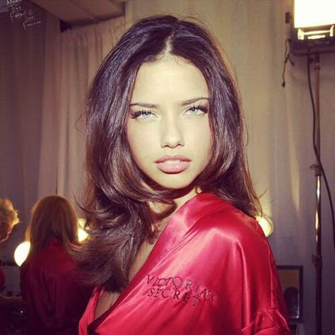 Short hair Adriana Lima Hair, Adriana Lima Young, Adriana Lima Style, Adriana Lima Victoria Secret, Victoria Secret Makeup, Vs Models, Victoria Secret Fashion, Victoria Secret Fashion Show, Miranda Kerr