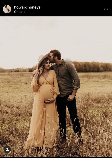 Couple Maternity Photos Outdoor, Couples Maternity Shoot Outside, Overcast Maternity Pictures, October Maternity Pictures Outfits, May Maternity Photos, Rustic Maternity Shoot, Nature Maternity Photos Couple, Fall Photoshoot Maternity, Boho Maternity Photos With Husband