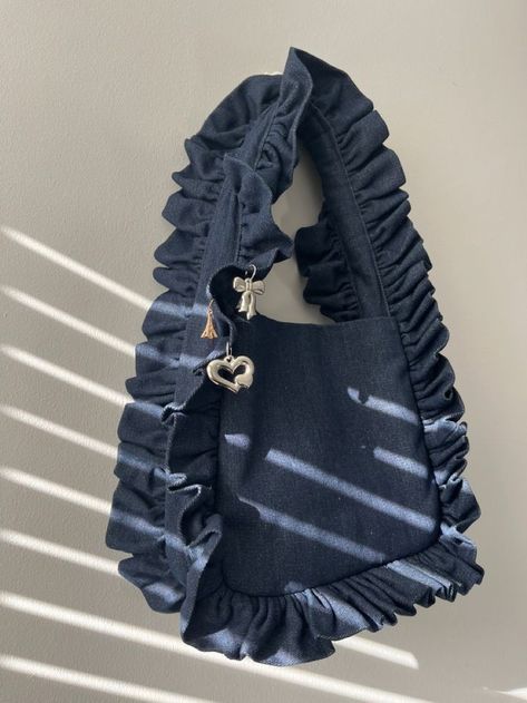 40s Mode, Ruffle Bag, Tas Denim, Ropa Upcycling, Ruffles Bag, My Style Bags, Diy Bag Designs, Diy Vetement, Everyday Fashion Outfits