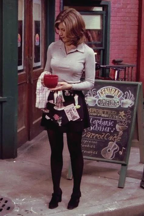 We've tracked down 30 outfits that prove Rachel Green from the TV show FRIENDS was our ultimate 90s fashion muse. Estilo Rachel Green, Waitress Outfit, Rachel Green Friends, Rachel Green Style, Moda Grunge, Rachel Green Outfits, Green Apron, Jenifer Aniston, Green Outfits