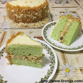 Alright, it took me quite awhile, but I'm back! :D  Back with a recipe to share with everyone, Pandan Gula Melaka Cake that I've ba... Ondeh Ondeh Cake Recipe, Ondeh Ondeh Cake, Molten Cakes, Ondeh Ondeh, Pandan Cake, Cassava Cake, Asian Cake, Molten Lava Cakes, Chinese Dessert