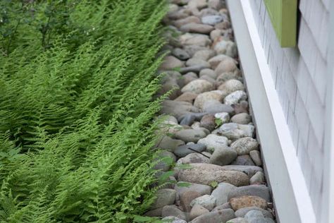 Landscape Architect Visit: Clamshell Alley on the Coast of Maine - Gardenista Farmhouse Landscaping, Landscape Construction, River Stones, Landscape Plans, Landscaping Tips, Landscaping With Rocks, Landscape Projects, Landscape Architect, Native Plants