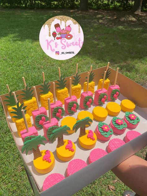 Summer Theme Desserts, Tropical Party Snacks Food Ideas, Summer Treats To Sell, Summer Chocolate Covered Strawberries, Luau Chocolate Covered Strawberries, Treat Business, Beach Birthday Snack Ideas, Luau Chocolate Covered Pretzels, Diy Party Treats